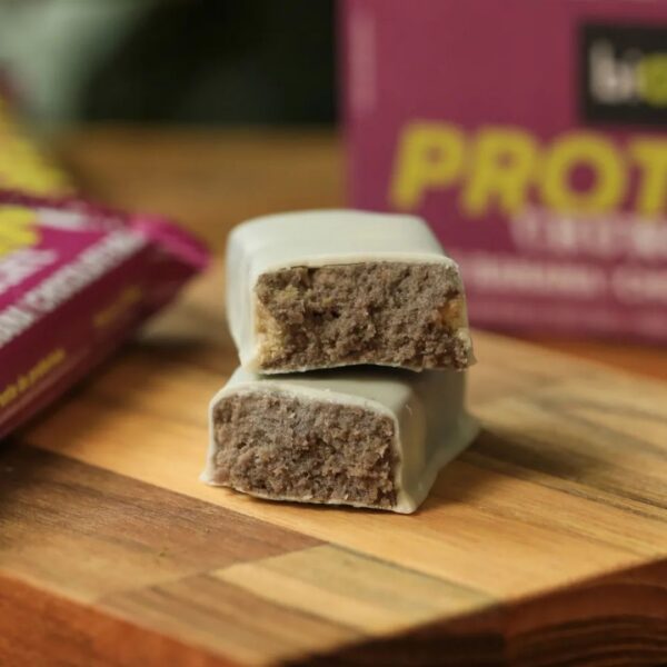 Protein Crunchy Açaí e Banana com Chocolate Branco 50g | Bio2